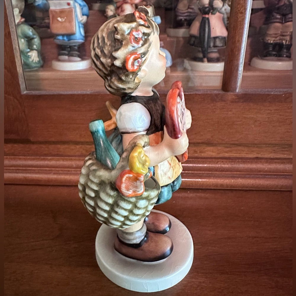 COPY-🧡TM5 ‘Valentine Gift’ Hummel Goebel #387 - Picture 5 of 9